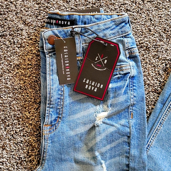 Fashion Nova "Bet you won't forget it" jeans - Picture 2 of 5